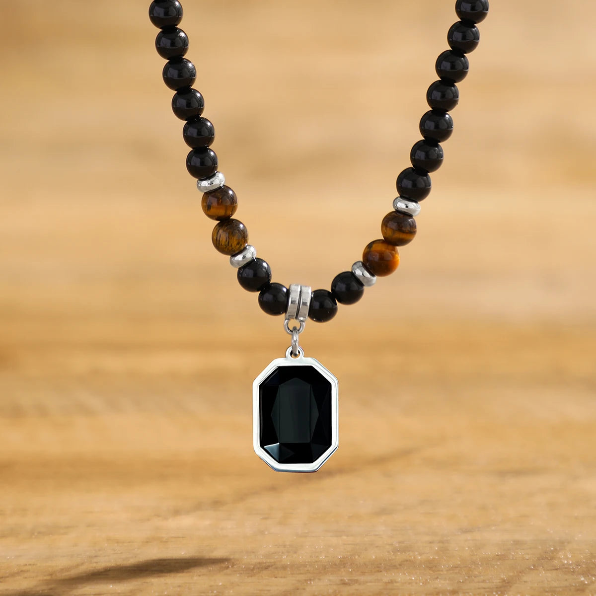 Collier de perles noires avec pendentif carré pour hommes, accessoires tendance sur le cou, bijoux à la mode, décoration cadeau masculin, 2023