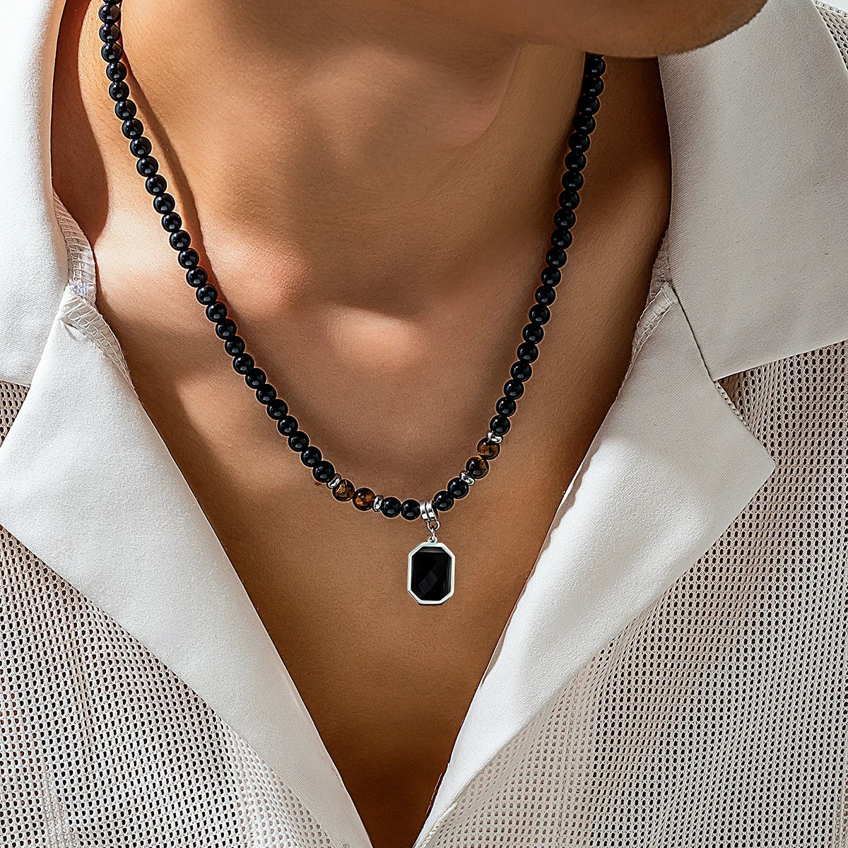 Collier de perles noires avec pendentif carré pour hommes, accessoires tendance sur le cou, bijoux à la mode, décoration cadeau masculin, 2023
