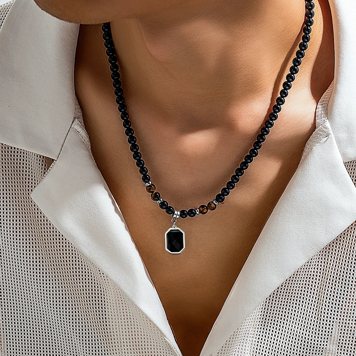 Collier de perles noires avec pendentif carré pour hommes, accessoires tendance sur le cou, bijoux à la mode, décoration cadeau masculin, 2023