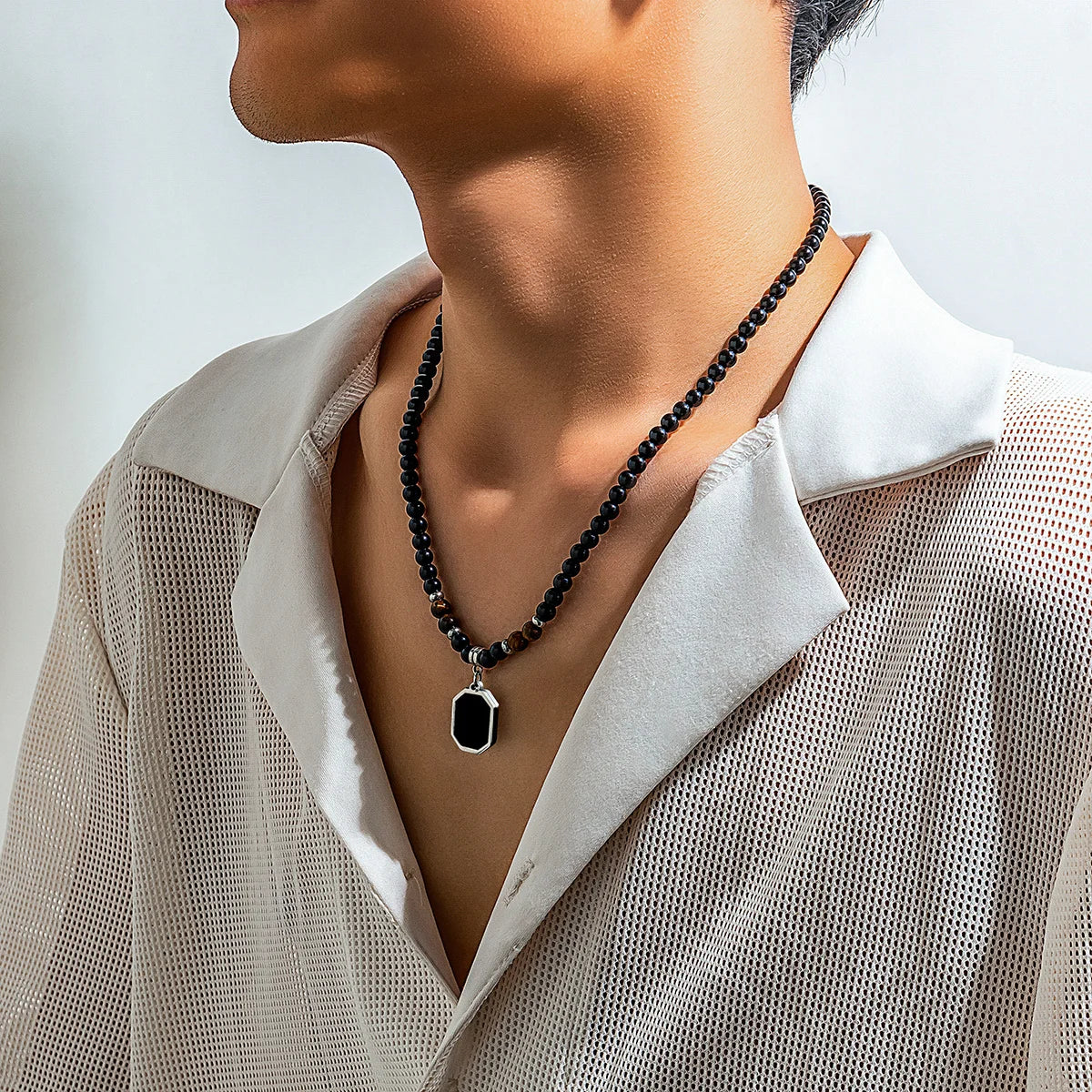 Collier de perles noires avec pendentif carré pour hommes, accessoires tendance sur le cou, bijoux à la mode, décoration cadeau masculin, 2023